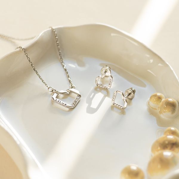 Сережки срібні пусети Серце з написом LOVE та чотирма маленькими фіанітами ЛК-0403р фото